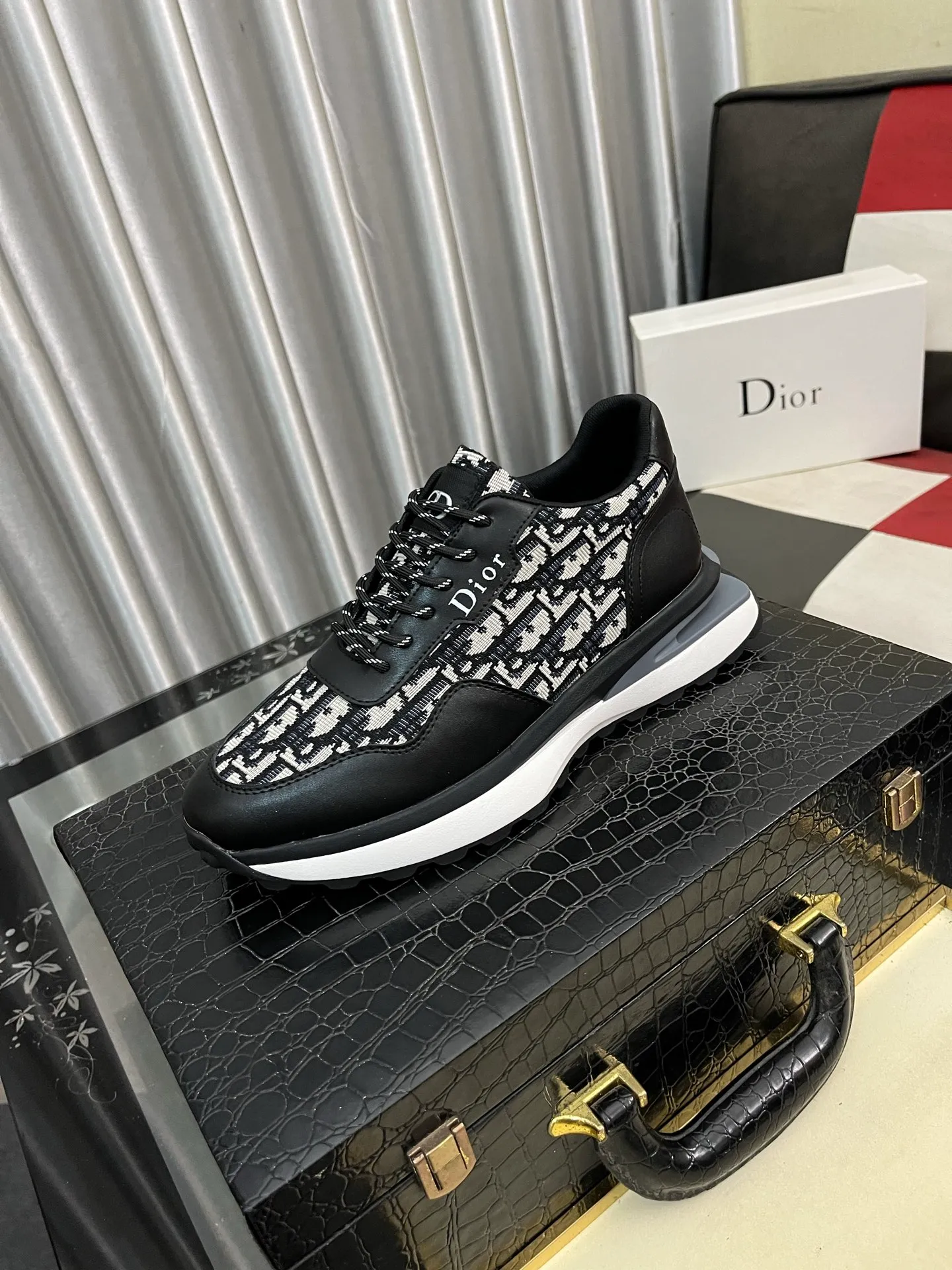 Men's Men's Shoes💰458⌚️⌚️Dior unique modern style sneakers. Counter purchasing 🏃casual leather shoes😍😍 original cowhide leather imported from Italy (refuses to discolor and grind feet) soles: original soles specially provided by the original factory, super cool😍 lace up and walk with wind👍 style design ⚠️ super comfortable and wear-resistant original soles. Just like shooting the real thing 🎬The real thing is better Code number: 38-443️⃣Colors available
